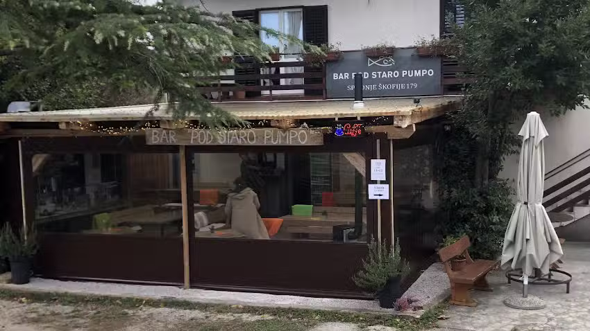 Bar &ldquo;Under the Old Pump&rdquo;