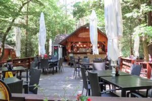 Baita in legno con prelibatezze del Prekmurje