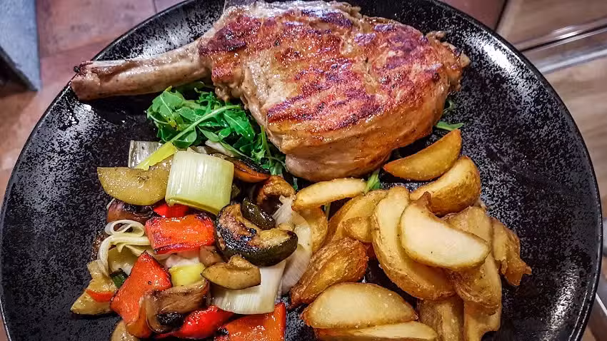 Feniks Inn and Pizzeria