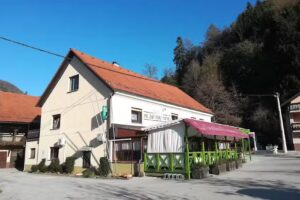 Gostilna pod starim kozolcem &ndash; Hi&scaron;a Lisjak