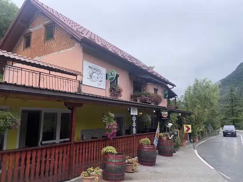 Gostilna pri Mostu,Gostinstvo,Valentin Tahiri s.p.