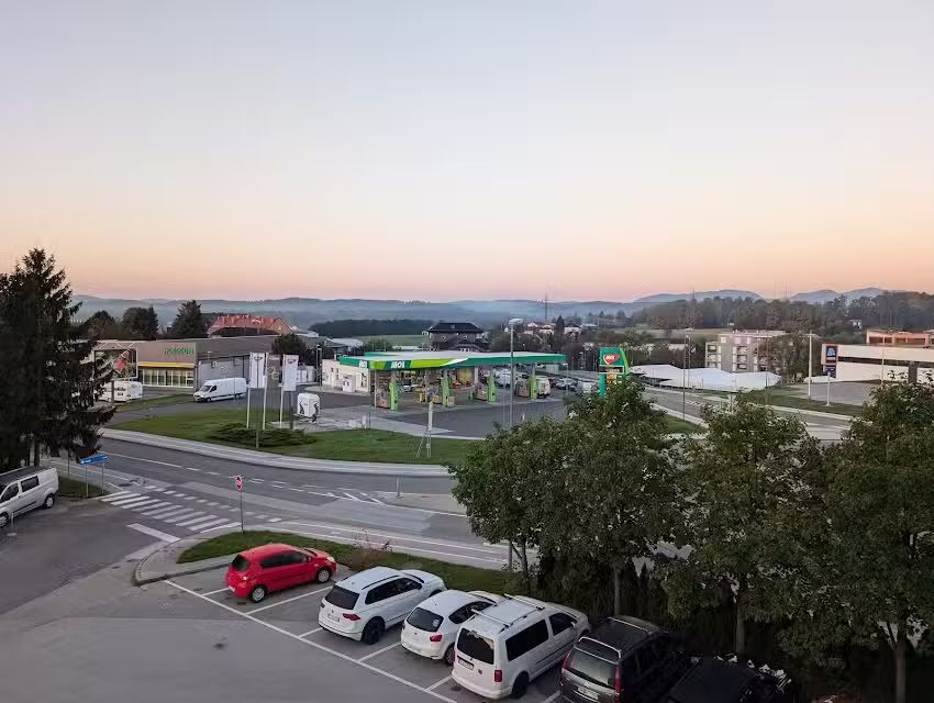 Leonardo Hotel and Restaurant