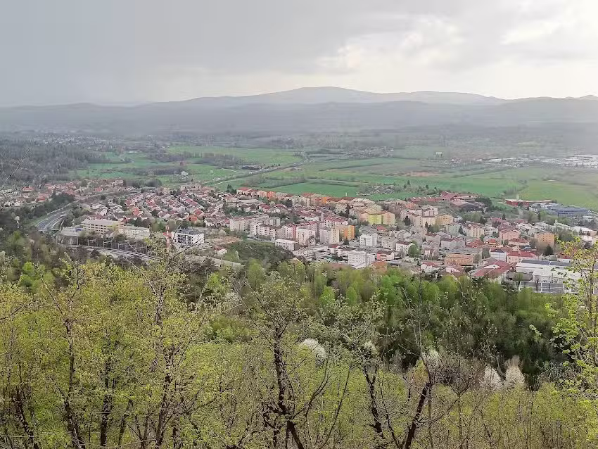 Koča Mladika na Pečni rebri (733 m)
