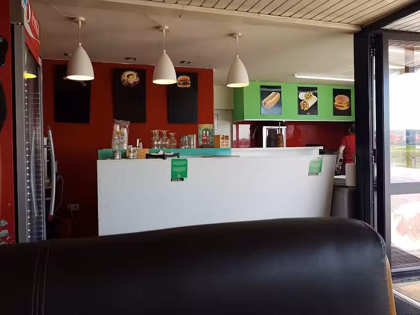 Agora snack bar, Resmi Adili sp