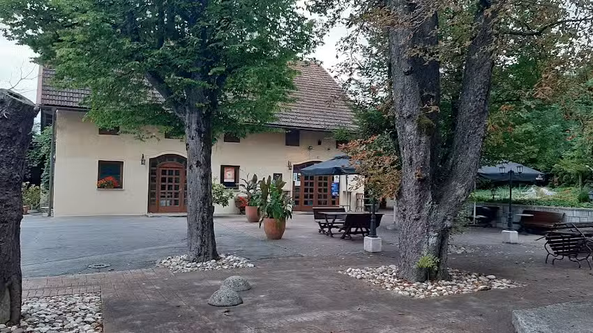 Tavčarjev Dvor snack bar, Marija Ahlin sp