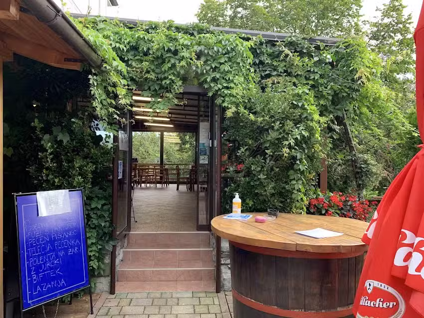 O&scaron;terija s prenoči&scaron;či, Devan Gombač s.p.