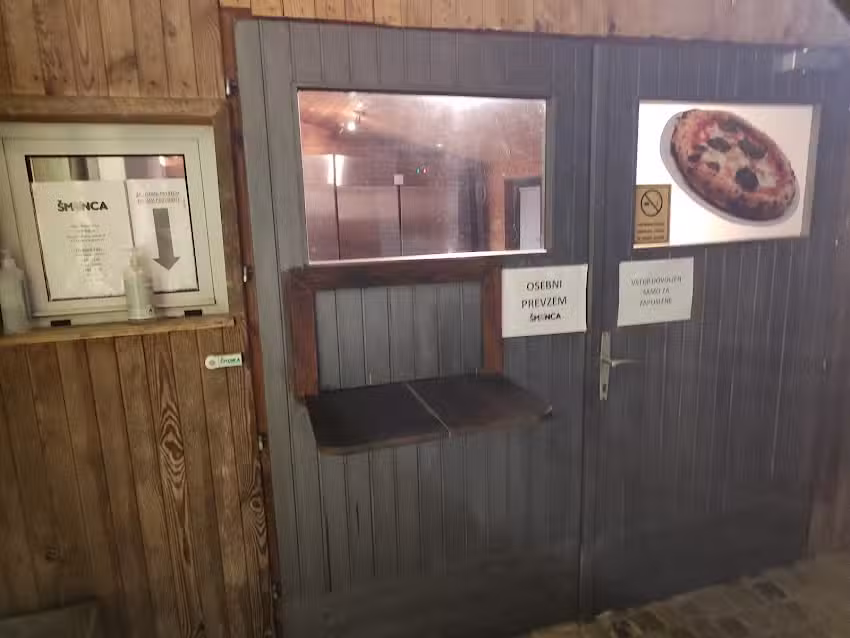 Pizzeria &Scaron;monca