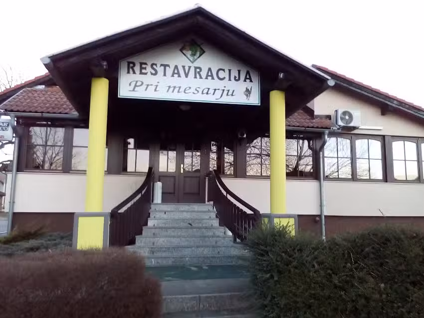 Pri mesarju