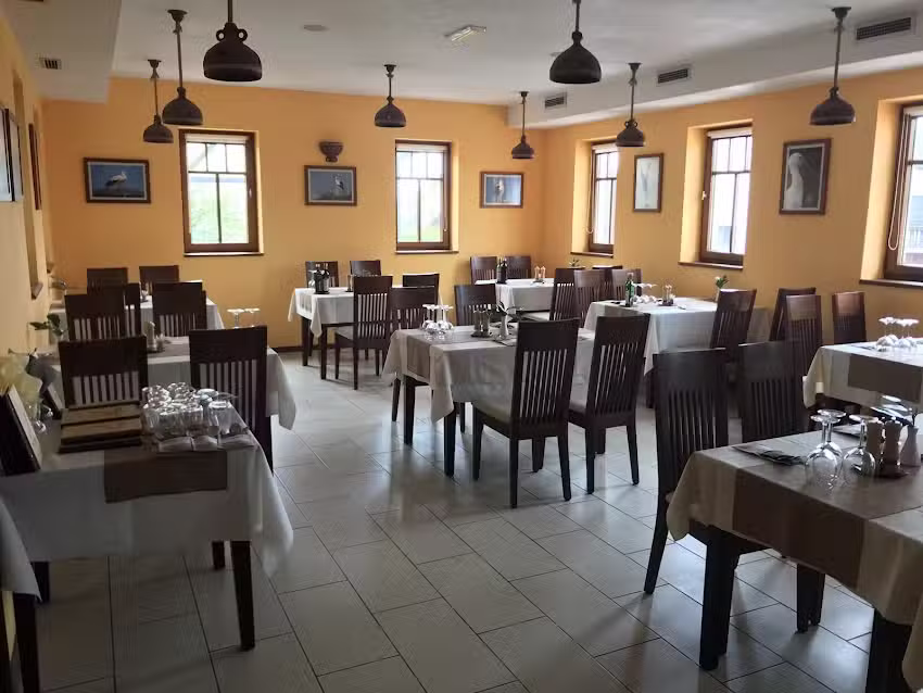 PRI ŠTORKLJI, Gostilna, sobe in apartmaji