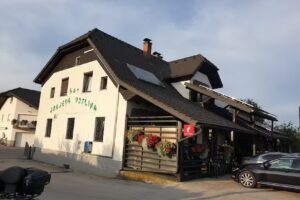 Zmajeva votlina in 7 burger